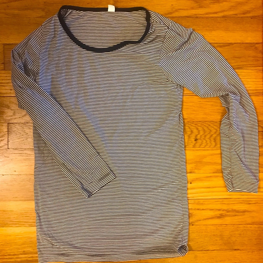 Kids size 9-10 Uniqlo Heattech black &,white striped baselayer top
